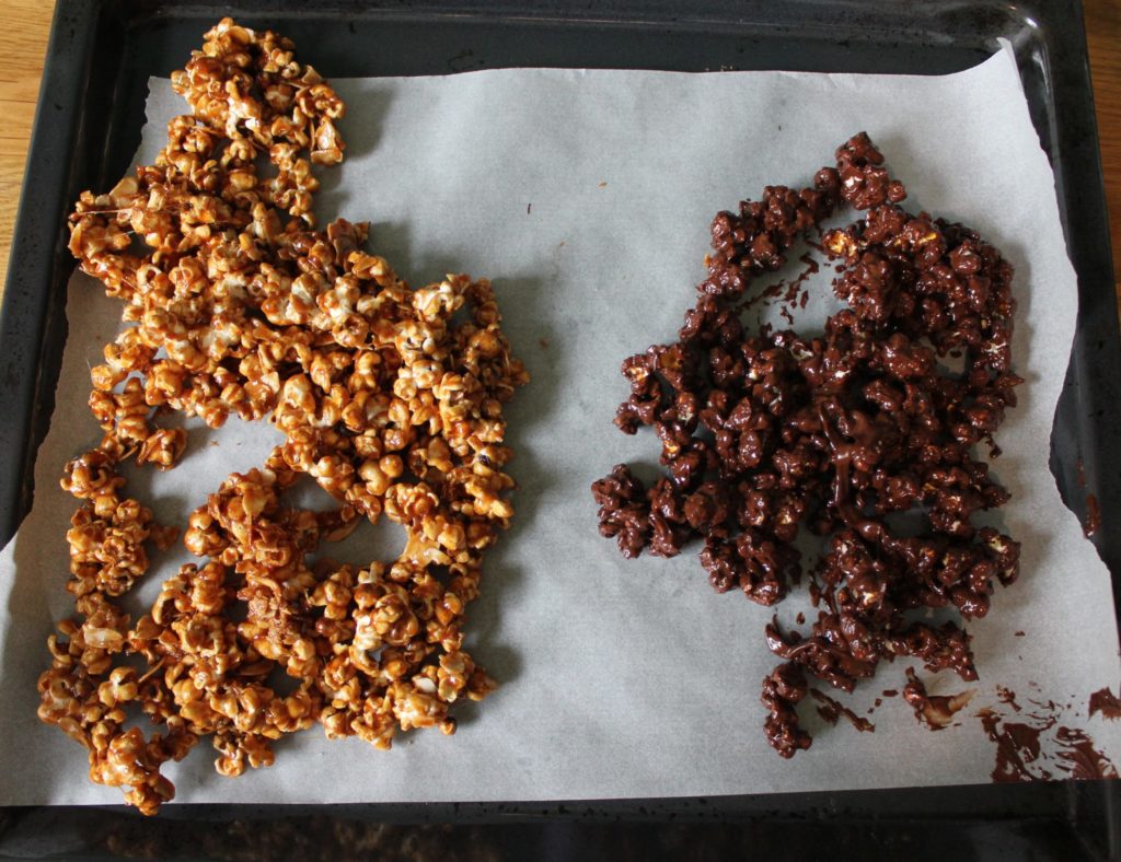 karamel en chocolade popcorn op een bakplaat