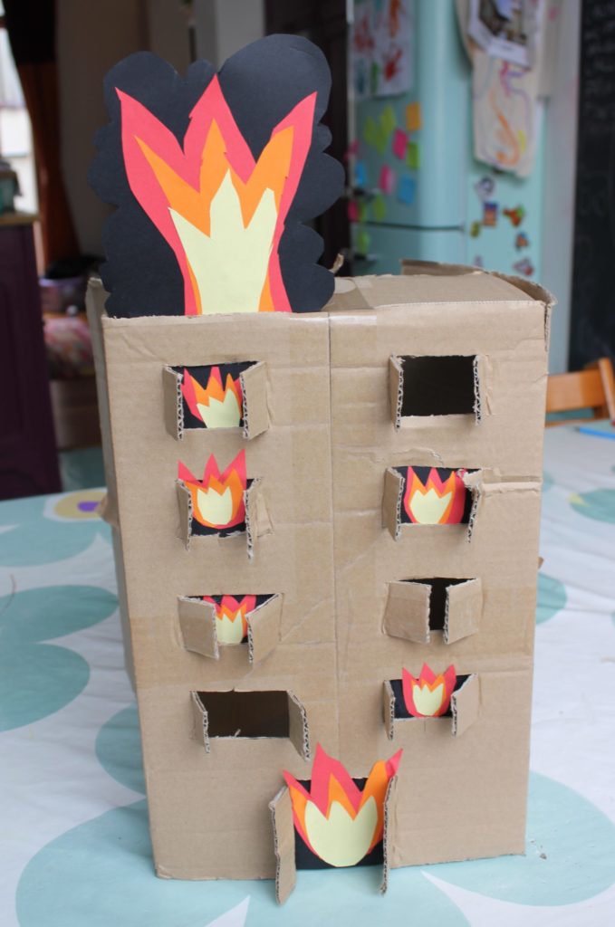 brandend huis knutselen kartonnen doos