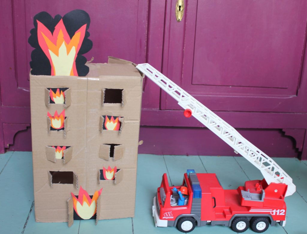 brandend huis van kartonnen doos