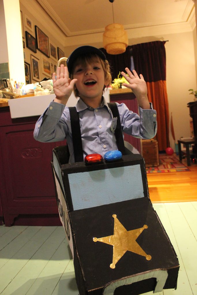 DIY carnaval politiekostuum met auto, badge en pet