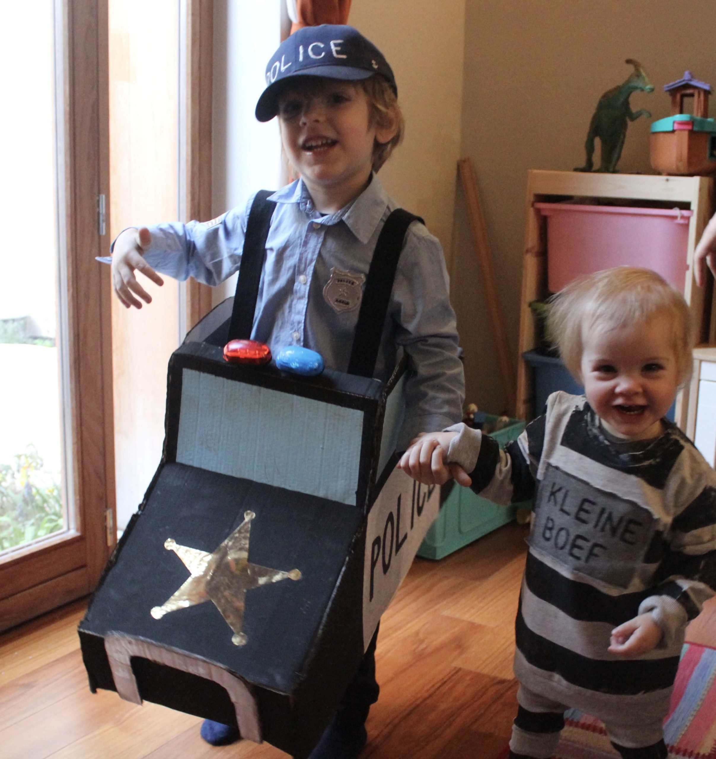 DIY carnaval politiekostuum met auto, badge en pet