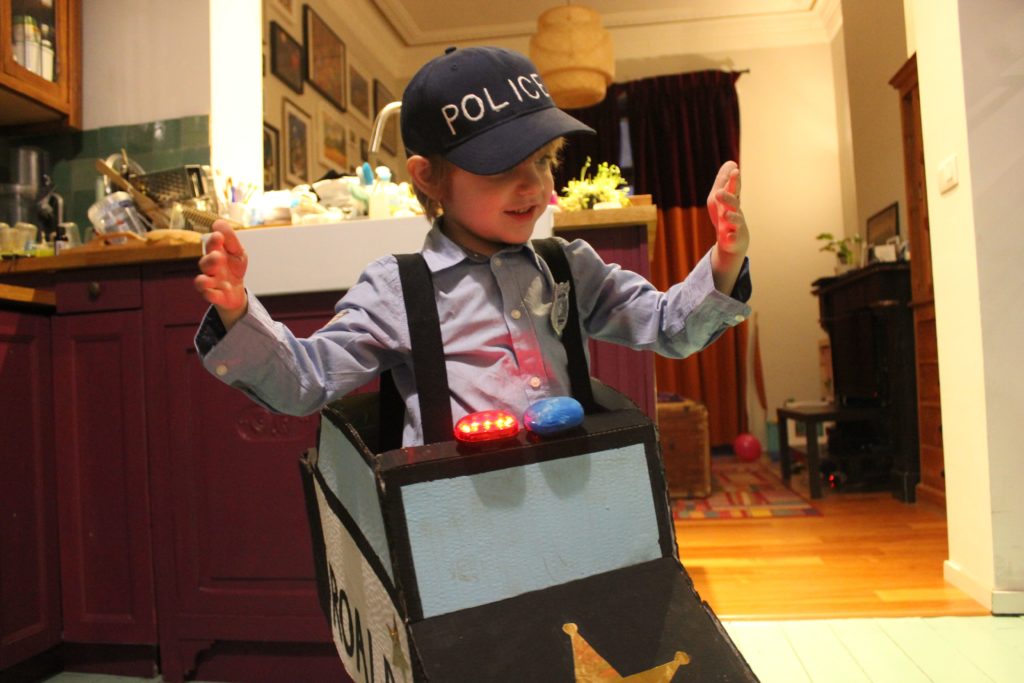 DIY carnaval politiekostuum met auto, badge en pet